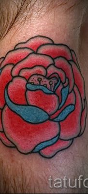 A kamélia tetoválás hűvös változata a fotón a közzétételhez a kamélia virág tetoválásba való rajzolásának jelentéséről