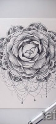 A kamélia tetoválás méltó változata a fotón egy cikkhez, amely a kaméliavirág tetoválás értelmezéséről szól