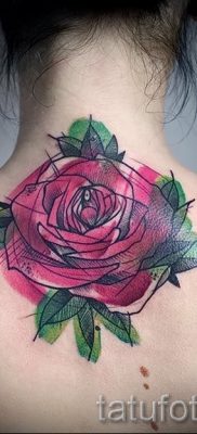 A kamélia tetoválás érdekes változata a fotón, megjegyzésként a kamélia virágmintájának értelmezéséről egy tetoválásban