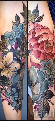 A kamélia tetoválás hűvös változata a fotón egy cikkhez, amely a kamélia virágmintájának értelmezéséről szól egy tetoválásban