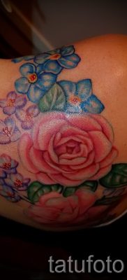 Méltó lehetőség a kamélia tetováláshoz a fotón egy olyan anyaghoz, amely a kaméliavirág jelentését jelenti a tetoválásban