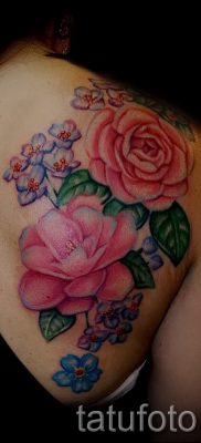 A kamélia tetoválás érdekes változata a fotón a kamélia virágmintájának értelmezéséről szóló anyaghoz a tetoválásban