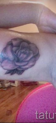 A kamélia tetoválás hűvös változata a fotón a kamélia virágmintájának értelmezéséről szóló anyaghoz a tetoválásban