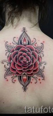 Méltó lehetőség a kamélia tetoválásra a fotón a kamélia virágminta értelmezéséről szóló anyaghoz egy tetoválásban