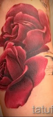 A kamélia tetoválás szokatlan változata egy fotón a közzétételhez a kamélia virágmintájának jelentőségéről a tetoválásban