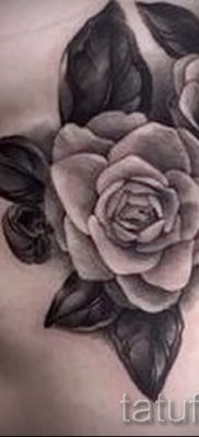 A kamélia tetoválás szokatlan változata a fotón a kaméliavirág jelentésének megjegyzéséhez a tetoválásban