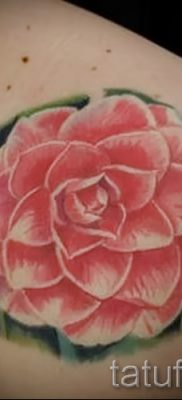 Méltó lehetőség a kamélia tetoválásra a fotón a kamélia virágmintájának jelentésével kapcsolatos anyaghoz a tetoválásban