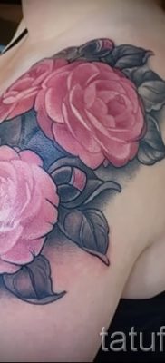 A kamélia tetoválás hűvös változata egy fotón, egy megjegyzés a kaméliavirág jelentéséről egy tetoválásban