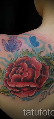 A kamélia tetoválás hűvös változata a fotón egy cikkhez, amely a kamélia virág tetoválásba történő rajzolásának történetéről szól