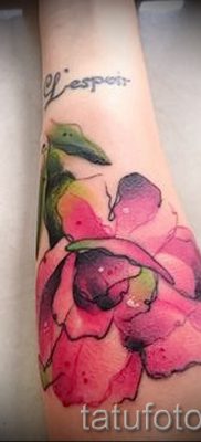 A kamélia tetoválás hűvös változata a fotón a közzétételhez a kamélia virágmintájának értelmezéséről a tetoválásban