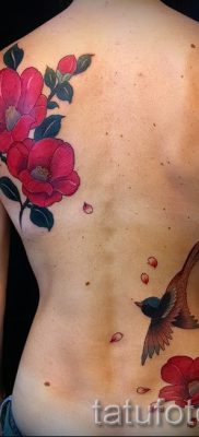 Méltó lehetőség a kamélia tetováláshoz a fotón közzétételre a kamélia virágminta jelentéséről a tetoválásban