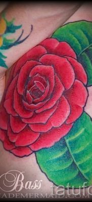 A kamélia tetoválás hűvös változata egy fotón, amely a kamélia virágmintájának értelmezéséről szól a tetoválásban