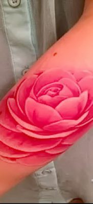 A kamélia tetoválás szokatlan változata a fotón közzétételre a kamélia virág tetoválásba történő rajzolásának történetéről