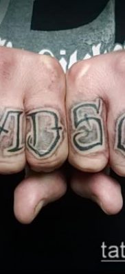 sárgaréz csülök a tetoválás feliratain - fotó