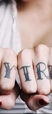 fénykép egy sárgaréz csülök tetoválásról (érték) - példa egy érdekes tetoválási rajzra - 043