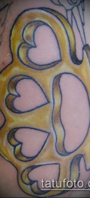 Egy példa tetoválásra sárgaréz csülökkel - fotó opció