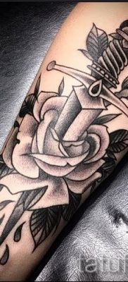 fotó egy tőrről és egy rózsatetoválásról példa egy tetoválás jelentését bemutató cikkre - tatufoto.ru - 60