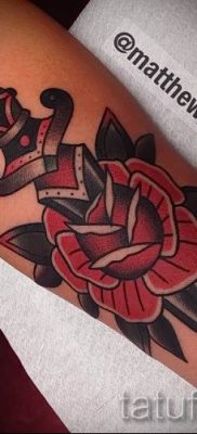 fotó egy tőrről és egy rózsatetoválásról példa egy tetoválás jelentését bemutató cikkre - tatufoto.ru - 55