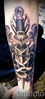 fotó egy tőrről és egy rózsatetoválásról példa egy tetoválás jelentését bemutató cikkre - tatufoto.ru - 27