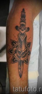 fotó egy tőrről és egy rózsatetoválásról példa egy tetoválás jelentését bemutató cikkre - tatufoto.ru - 23