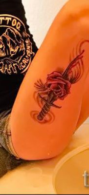 fotó egy tőrről és egy rózsatetoválásról példa egy tetoválás jelentését bemutató cikkre - tatufoto.ru - 22