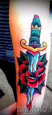 fotó egy tőrről és egy rózsatetoválásról példa egy tetoválás jelentését bemutató cikkre - tatufoto.ru - 19
