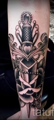 fotó egy tőrről és egy rózsatetoválásról példa egy tetoválás jelentését bemutató cikkre - tatufoto.ru - 15