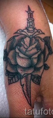 fotó egy tőrről és egy rózsatetoválásról példa egy tetoválás jelentését bemutató cikkre - tatufoto.ru - 12