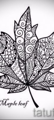 A szokatlan minta ötlete egy kész tetoválásban, egy juharral az anyaghoz, amely a juhar jelentését jelenti a tetoválásban