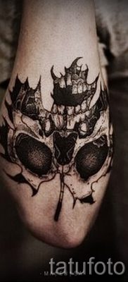 Példa egy méltó rajzra egy már alkalmazott juhartetoválásban, közzétételre a juhar jelentéséről a tetoválásban