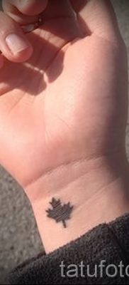 Példa egy eredeti rajzra egy kitöltött juhar tetoválásban egy olyan anyaghoz, amely a tetovált juhar jelentését jelenti