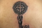 Keresztes kulcsos tetoválás