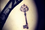 Kulcs tetoválás a lányon
