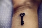 Kulcs tetoválás a csuklón - kis változat