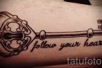 Kulcs tetoválás és felirat a szerelemről