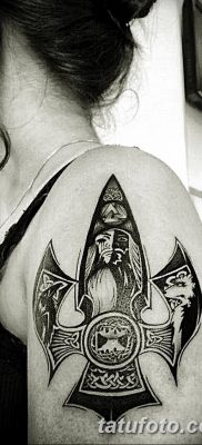 Fotó egy lándzstetoválásról 2018.08.22. №049 - lándzsás tetoválás -