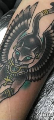 foto af en kattetatovering med vinger dateret 26/06/2018 №020 - Kattetatovering med vinger -