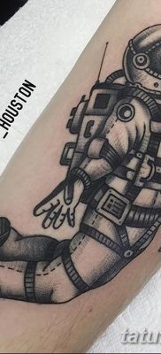 fotó az űrhajós tetoválásról, dátum: 2017.12.25. №028 - űrhajós tetoválás -