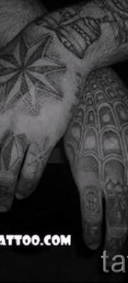 Egy fotó egy szokatlan tetoválásról az ujján, amelyen már keresztezték a testet a saját rajz kiválasztásához és létrehozásához - ötlet