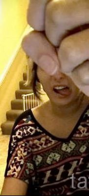 Egy fotó egy érdekes kész tetoválásról egy ujjal, kereszttel a saját vázlat kiválasztásához és rajzolásához - példa