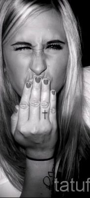 Egy fénykép egy méltó meglévő tetoválásról egy ujjal, kereszttel a saját vázlat kiválasztásához és létrehozásához - példa