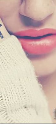 Fénykép egy szokatlan kész tetoválásról egy ujjal, egy kereszttel a saját vázlatának kiválasztásához és rajzolásához - egy lehetőség