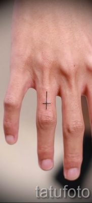 foto-primer-s-gotovoj-tatu-krest-na-palce-dlya-stat-pro-znachenie-057-tatufoto-ru