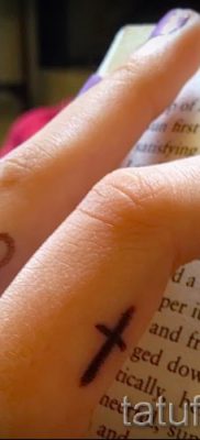 foto-primer-s-gotovoj-tatu-krest-na-palce-dlya-stat-pro-znachenie-055-tatufoto-ru