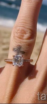 Fotó egy hűvös kész tetoválásról egy ujjal, egy kereszttel, hogy kiválassza és rajzolja saját vázlatát - példa