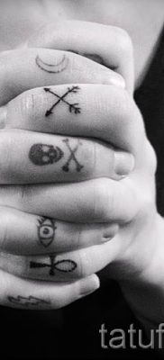 Fotó egy szokatlan meglévő tetoválásról egy ujjal, egy kereszttel, hogy kiválassza és létrehozhassa saját rajzát - ötlet