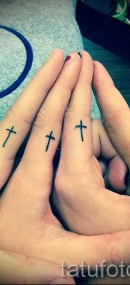 Fotó egy szokatlan kész tetoválásról egy ujjal, egy kereszttel a saját rajz kiválasztásához és létrehozásához - példa