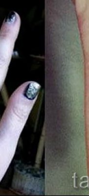 Fénykép egy méltó meglévő tetoválásról egy ujjal, kereszttel a saját rajz kiválasztásához és létrehozásához - példa