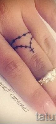 Fotó egy hűvös kész tetoválásról egy ujjal, egy kereszttel, hogy kiválassza és lerajzolja saját vázlatát - példa