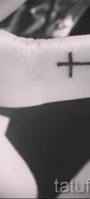 Egy fotó egy hűvös kész tetoválásról egy ujjal, egy kereszttel a saját rajz kiválasztásához és rajzolásához - ötlet